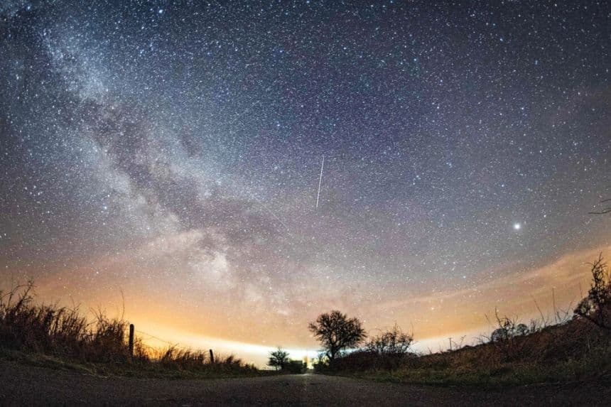 La Vía Láctea y los meteoros de lluvia de estrellas de las Líridas en abril se ven en el cielo nocturno sobre Burg auf Fehmarn en la isla de Fehmarn, en el Mar Báltico, al norte de Alemania. (Daniel Reinhardt/dpa/AFP vía Getty Images)