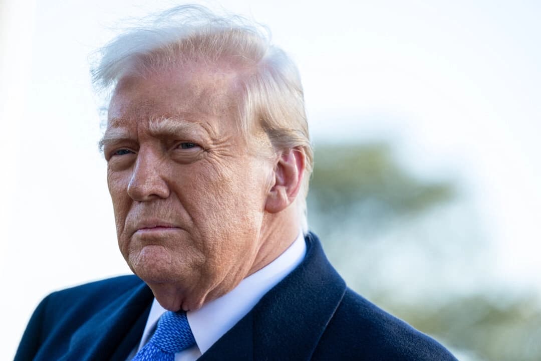El presidente Donald Trump habla con la prensa al salir de la Casa Blanca desde el Jardín Sur en Washington, el 21 de marzo de 2025. (Annabelle Gordon/AFP vía Getty Images)