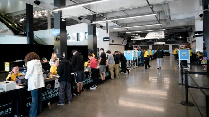 Los votantes se dirigen al estadio Allegiant en Henderson, Nevada, para emitir su voto en las elecciones presidenciales, así como en otras contiendas, el 5 de noviembre de 2024. (Jacob Kepler para The Epoch Times)