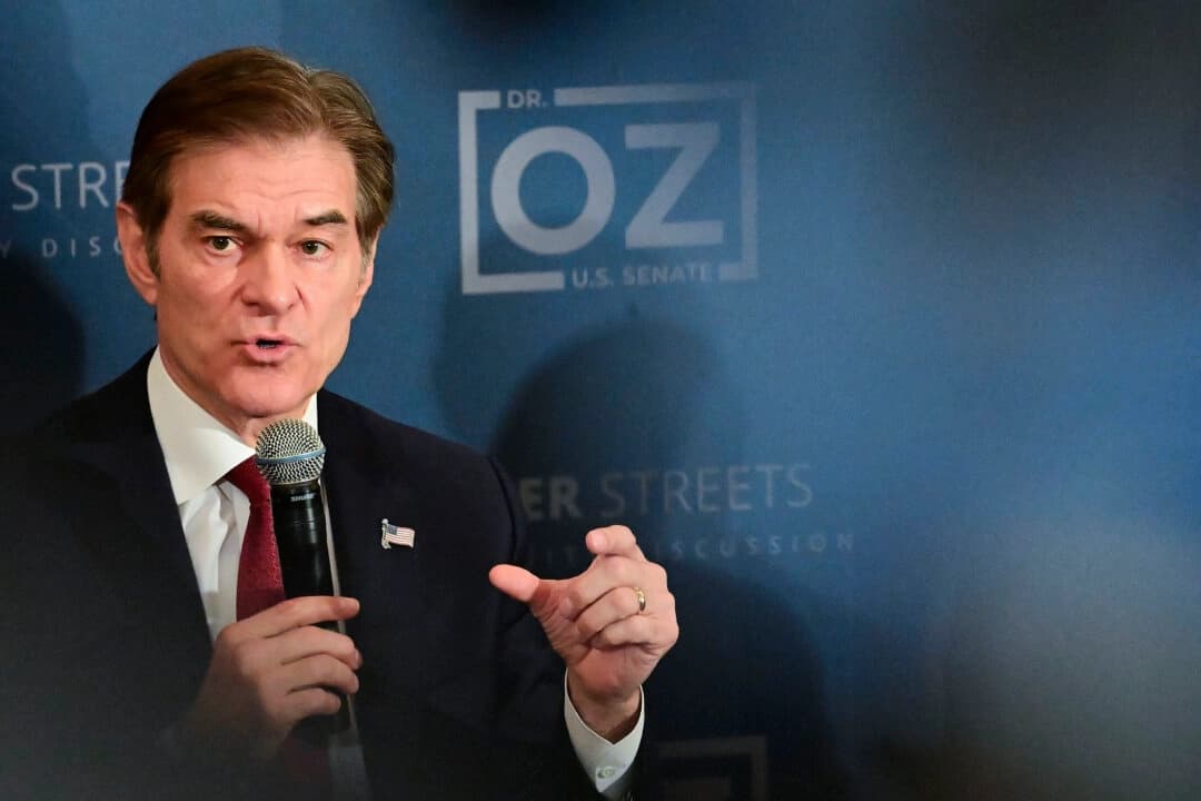 El candidato republicano al Senado por Pensilvania, el Dr. Mehmet Oz, habla en un acto con Nikki Haley en Harrisburg, Pensilvania, el 26 de octubre de 2022. (Mark Makela/Getty Images)