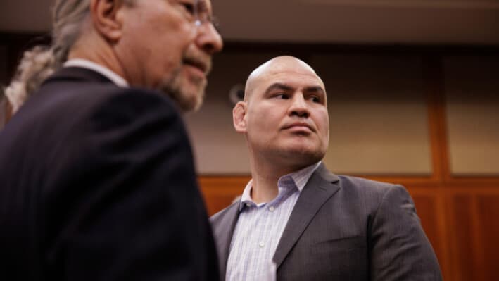Cain Velasquez, a la derecha, comparece para su lectura de cargos con su abogado Edward Sousa en el Palacio de Justicia del Condado de Santa Clara en San José, California, el 21 de noviembre de 2022. (Dai Sugano/Bay Area News Group vía AP, Pool, Archivo).