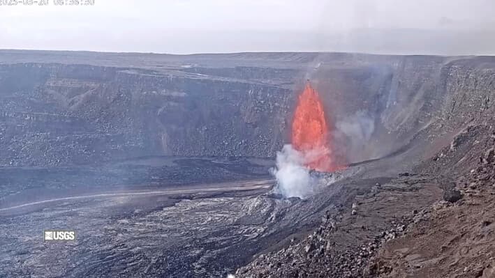 Fuentes de lava brotan en lo alto en el último episodio de una erupción en curso del volcán Kilauea en el Parque Nacional de los Volcanes de Hawái el 20 de marzo de 2025. (Servicio Geológico de Estados Unidos a través de AP).