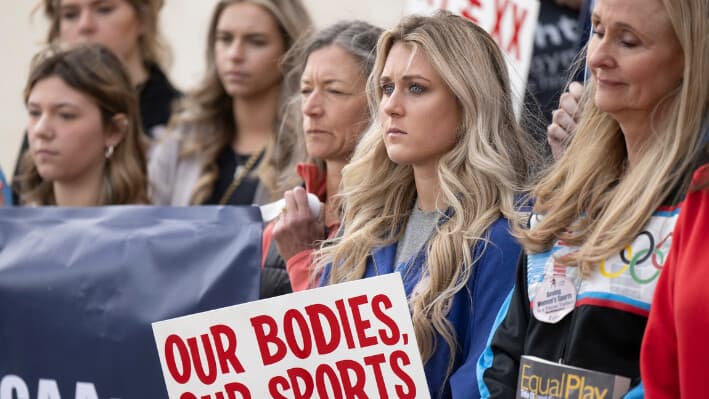 La exnadadora de la Universidad de Kentucky Riley Gaines (2.ª dcha.) se une a una manifestación para proteger el deporte femenino en el exterior de la Convención de la NCAA en San Antonio el 12 de enero de 2023. (Darren Abate/AP Photo).