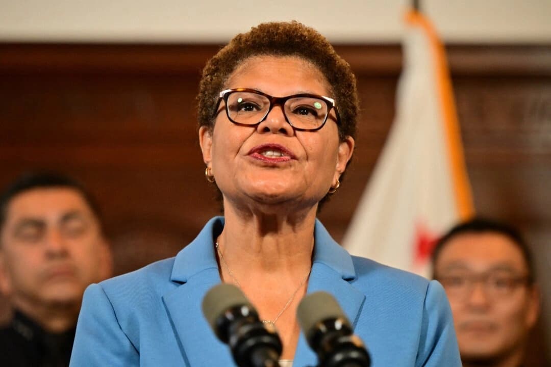La alcaldesa de Los Ángeles, Karen Bass, habla en el Ayuntamiento el 17 de agosto de 2023. (Frederic J. Brown/AFP a través de Getty Images)