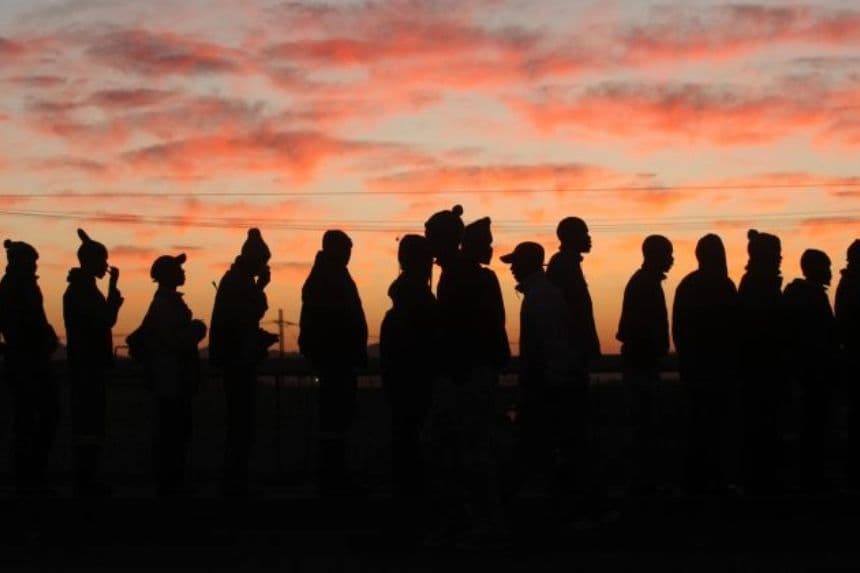 Algunos de los miles de mineros de platino se presentan a trabajar en Lonmin, mina de Anglo American Platinum en Marikana, Sudáfrica, el 25 de junio de 2014. (Denis Farrell/AP Foto)
