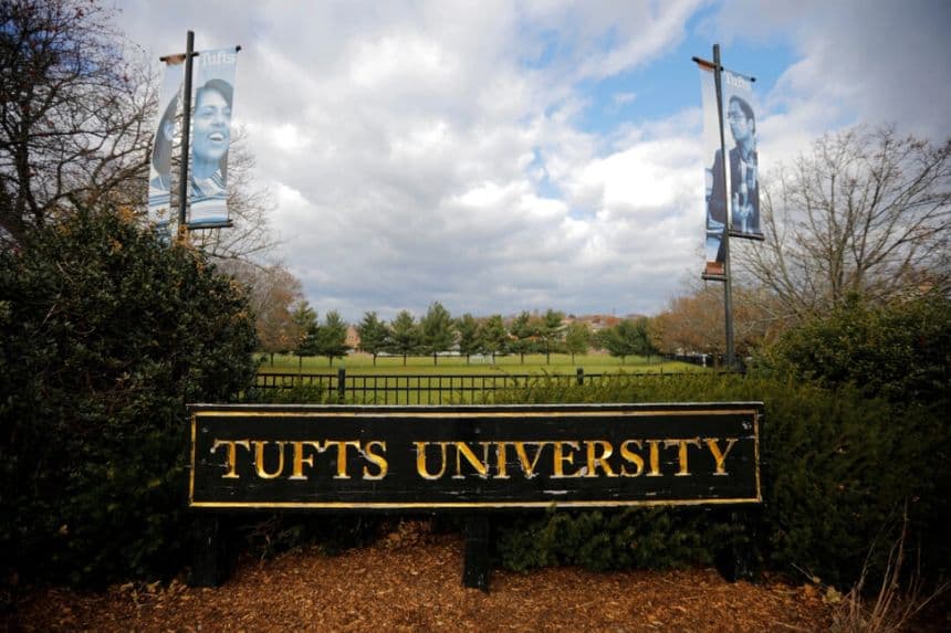 Un letrero se encuentra en el borde del campus de la Universidad de Tufts en Medford, Massachusetts, el 27 de noviembre de 2017. (Brian Snyder/Reuters)