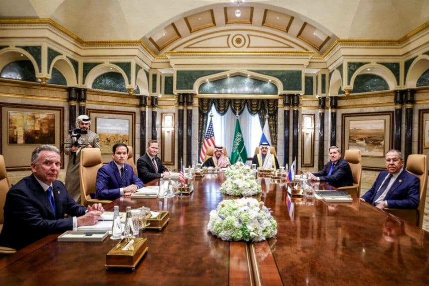 El enviado de EE.UU. para Oriente Medio, Steve Witkoff, el secretario de Estado de EE.UU., Marco Rubio, el asesor de seguridad nacional de EE.UU., Mike Waltz, el ministro de Relaciones Exteriores de Arabia Saudita, el príncipe Faisal bin Farhan al-Saud, el asesor de seguridad nacional de Arabia Saudita, Mosaad bin Mohammad al-Aiban, el asesor de política exterior ruso, Yuri Ushakov, y el ministro de Relaciones Exteriores de Rusia, Sergei Lavrov, asisten a una reunión en el Palacio de Riyadh Diriyah en Diriyah. Arabia Saudita, el 18 de febrero de 2025. (Evelyn Hockstein/Pool/AFP vía Getty)