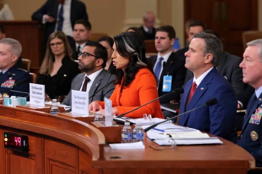 La directora de Inteligencia Nacional, Tulsi Gabbard (centro), habla mientras el director del FBI, Kash Patel (cuarto desde la derecha), y el director de la CIA, John Ratcliffe (segundo desde la derecha), observan durante la audiencia anual de evaluación mundial de amenazas en el edificio Longworth de la Cámara de Representantes en Washington, el 26 de marzo de 2025. (Kayla Bartkowski/Getty Images)