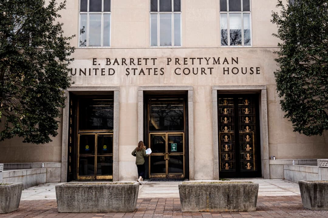 La Corte Federal E. Barrett Prettyman en Washington, donde un panel de tres jueces escuchó los argumentos orales el 18 de marzo sobre el intento de la administración Trump de despedir a dos directores de agencias. (Madalina Vasiliu/The Epoch Times)