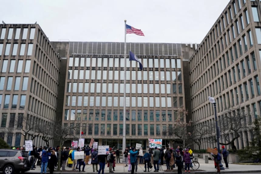 Manifestantes frente a la Oficina de Gestión de Personal de Estados Unidos en Washington el 5 de febrero de 2025. (Nathan Howard/Reuters)