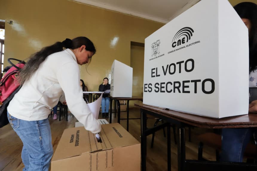 Ratifican la prohibición del uso de celulares en elecciones en Ecuador