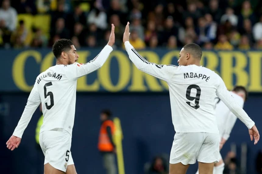 Kylian Mbappé, del Real Madrid, celebra con Jude Bellingham (izq.) después de anotar el segundo gol de su equipo durante un partido de fútbol de la Liga española entre Villarreal y Real Madrid, en Villarreal, España, el 15 de marzo de 2025. (Alberto Saiz/AP Photo)