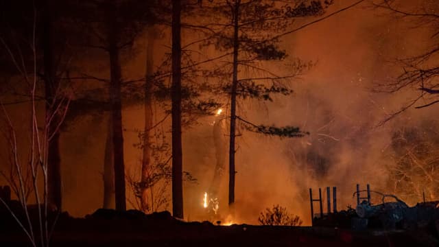 Bomberos avanzan en la contención de incendios en las Carolinas, pero otros crecen