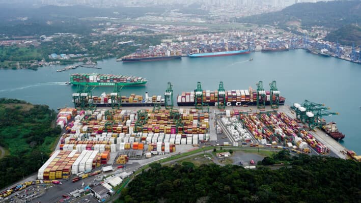 Una panorámica aérea muestra contenedores en el puerto de Balboa, operado por Panama Ports Company, en el Canal de Panamá, en la ciudad de Panamá, Panamá, el 1 de febrero de 2025. (Enea Lebrun/Reuters).
