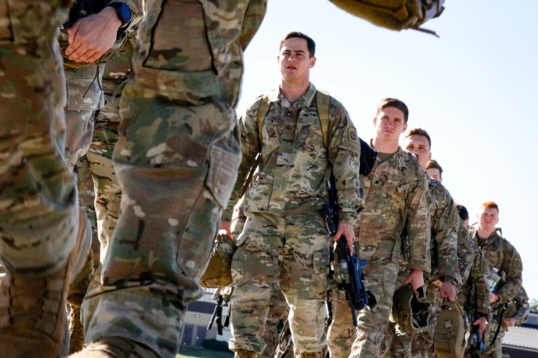 Paracaidistas del Ejército de los Estados Unidos asignados al 1.er Equipo de Combate de Brigada, 82.ª División Aerotransportada, suben a un avión con destino al área de operaciones del Comando Central de Estados Unidos desde Fort Bragg, Carolina del Norte, el 5 de enero de 2020. (Ejército de Estados Unidos/Spc. Hubert Delany III/Impreso vía Reuters)