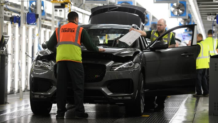 Industria automotriz británica pide acuerdo mientras EE. UU. impone arancel del 25%