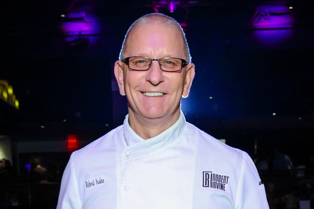 Robert Irvine posa para una foto durante el Festival del Vino y la Comida de la ciudad de Nueva York de Food Network & Cooking Channel en Nueva York el 16 de octubre de 2021. (Mike Coppola/Getty Images para NYCWFF)