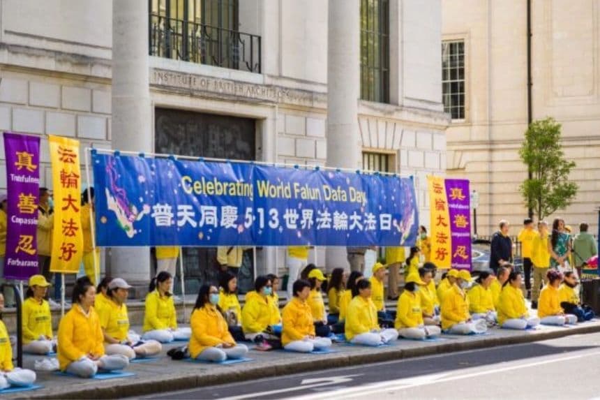Los practicantes de Falun Gong (Falun Dafa) celebran el Día Mundial de Falun Dafa (13 de mayo) en el centro de Londres el 10 de mayo de 2021. (Yanning Qi/The Epoch Times)