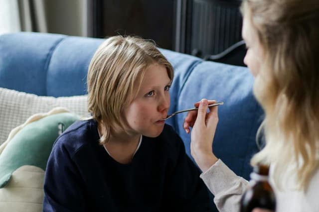 Perder bacterias beneficiosas podría explicar dificultades en algunos niños tras infección por COVID