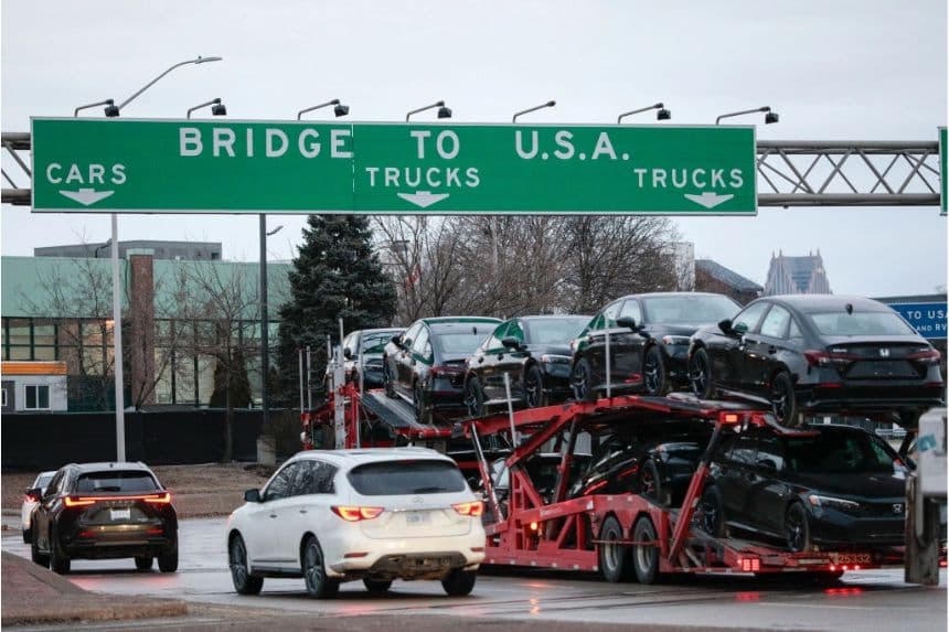 Un transportista de automóviles se dirige a cruzar el Puente Ambassador entre Windsor, Canadá, y Detroit, Michigan, el primer día de los nuevos aranceles del 25 por ciento del presidente Donald Trump sobre los productos de Canadá y México el 4 de marzo de 2025. (Bill Pugliano/Getty Images)
