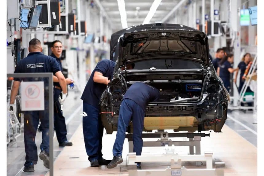 Empleados de BMW aparecen trabajando en un proceso de ensamblaje de un automóvil BMW en una visita guiada durante la inauguración de la nueva planta de producción de automóviles BMW en San Luis Potosí, México, el 6 de junio de 2019. (Alfredo Estrella/AFP vía Getty Images)