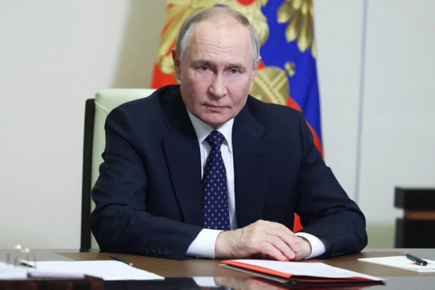 El presidente ruso, Vladimir Putin, preside una reunión del Consejo de Seguridad por videoconferencia en la residencia estatal de Novo-Ogaryovo, a las afueras de Moscú, el 14 de marzo de 2025. Aleksey Babushkin/Pool/AFP/Getty Images
