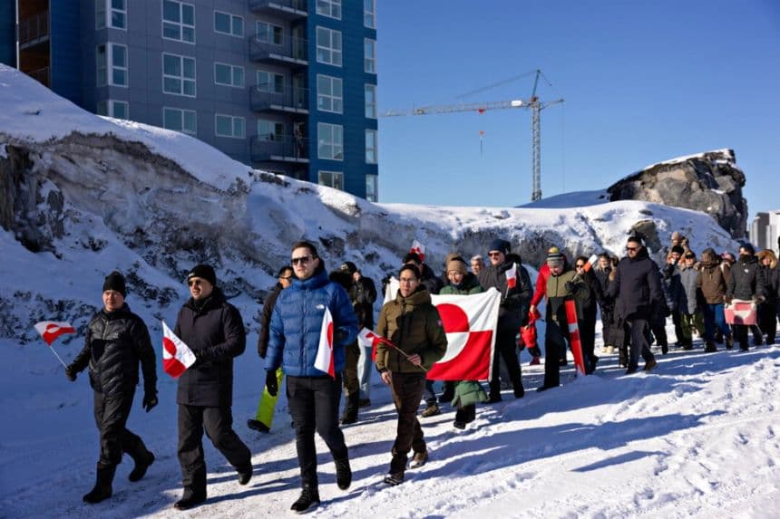 El primer ministro saliente de Groenlandia y líder del partido verde de izquierdas Inuit Ataqatigiit (IA) Mute Bourup Egede (2.º izda.) y el líder del partido de centro-derecha groenlandés Demokraatit Jens Frederik Nielsen (2.º dcha.) marchan hacia el consulado de Estados Unidos durante una manifestación, bajo el lema "Groenlandia pertenece al pueblo groenlandés", en Nuuk, Groenlandia, el 15 de marzo de 2025. (Christian Klindt Soelbeck / Ritzau Scanpix/AFP vía Getty Images)
