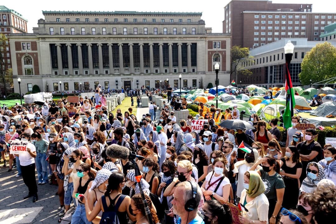 Renuncia presidenta interina de la Universidad de Columbia