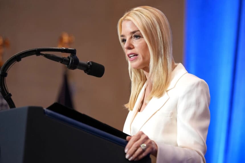La fiscal general de EE. UU., Pam Bondi, habla en el Departamento de Justicia en Washington el 14 de marzo de 2025. Andrew Harnik/Getty Images