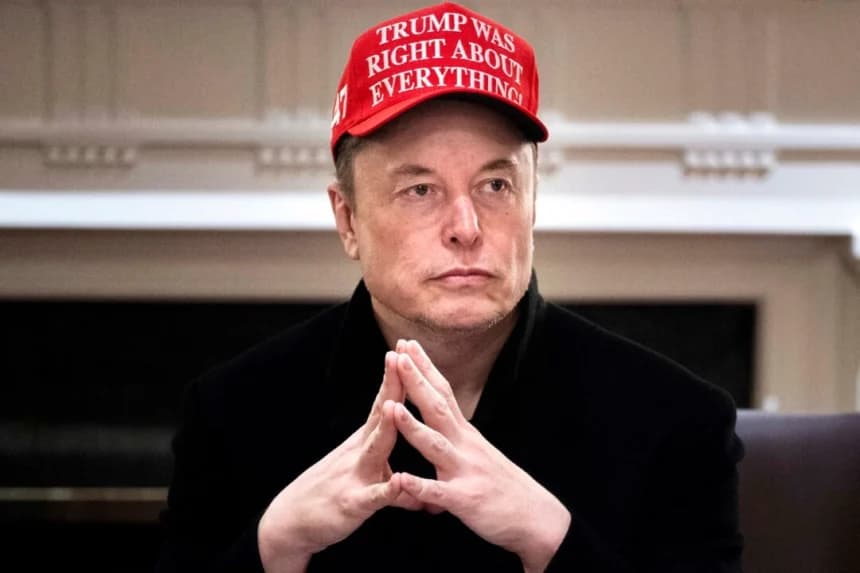 Elon Musk observa durante una reunión del gabinete en la Sala del Gabinete de la Casa Blanca, el 24 de marzo de 2025. (Brendan SmialowskiI/AFP a través de Getty Images)