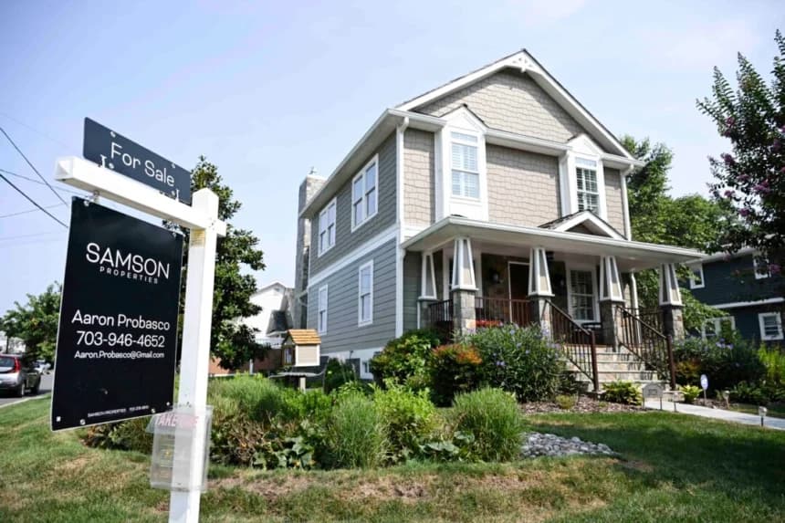 Un letrero de "Se Vende" frente a una vivienda en Arlington, Virginia, el 22 de agosto de 2023. (Andrew Caballero-Reynolds/AFP vía Getty Images)