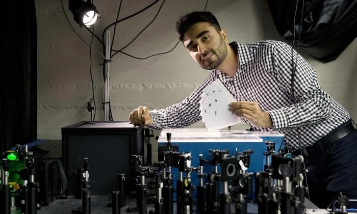 Barmak Heshmat posa con su prototipo de dispositivo de escaneo en un laboratorio del Instituto Tecnológico de Massachusetts en Cambridge, Massachusetts. Los investigadores han desarrollado una tecnología que puede leer las páginas de un libro sin abrirlo, lo que podría ayudar a los museos a analizar libros y textos antiguos. (Michael Dwyer/AP Photo)