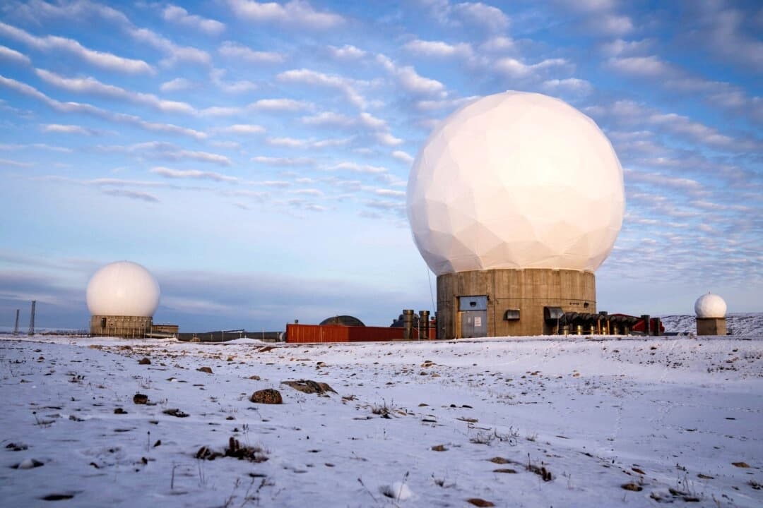 Base Espacial Pituffik, antigua Base Aérea Thule, con las cúpulas de la Estación de Seguimiento Thule, en el norte de Groenlandia, el 4 de octubre de 2023. (Thomas Traasdahl/Ritzau Scanpix/AFP vía Getty Images)