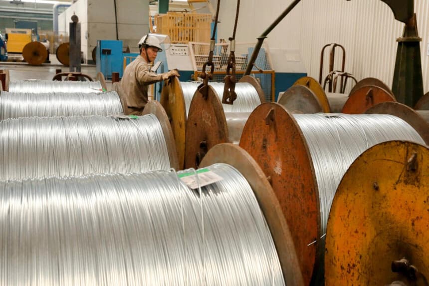 Un trabajador maneja cables de acero en una fábrica de acero en Nantong, provincia oriental de Jiangsu, China, el 3 de julio de 2018. AFP/Getty Images