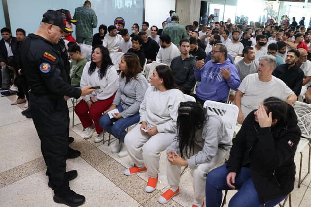 Aterriza en Venezuela un avión estadounidense con 175 migrantes deportados por Washington