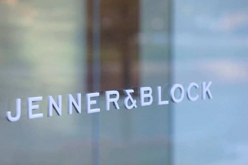 Cartel fuera del bufete de abogados Jenner & Block LLP en Washington el 30 de agosto de 2020. Andrew Kelly/Reuters