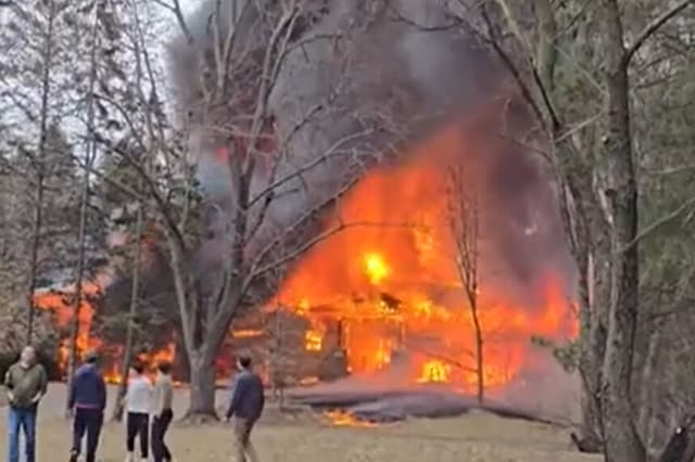 Al menos 1 muerto después de que una avioneta se estrellara contra una casa en Brooklyn Park, Minneapolis