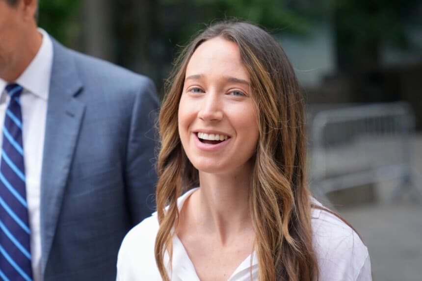 Charlie Javice sale del Tribunal Federal de Nueva York el 23 de agosto de 2023. John Minchillo/Foto AP