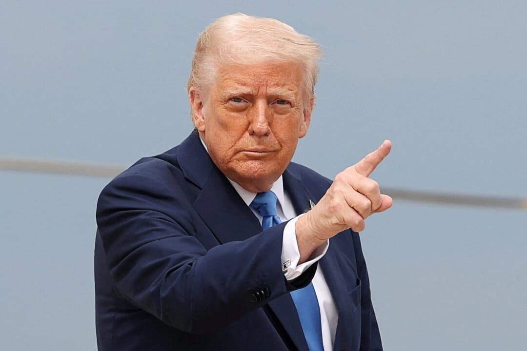 El presidente de EE. UU., Donald Trump, hace un gesto antes de embarcar en el Air Force One con destino a Florida, en la Base Aérea Andrews, Maryland, EE. UU., 28 de marzo de 2025. (Reuters/Kevin Lamarque/Foto de archivo)