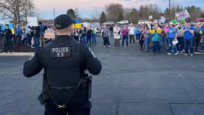 Manifestantes corean consignas frente a una asamblea pública celebrada por la representante Victoria Spartz (R-IN) el 28 de marzo de 2025. (Lawrence Wilson/The Epoch Times).