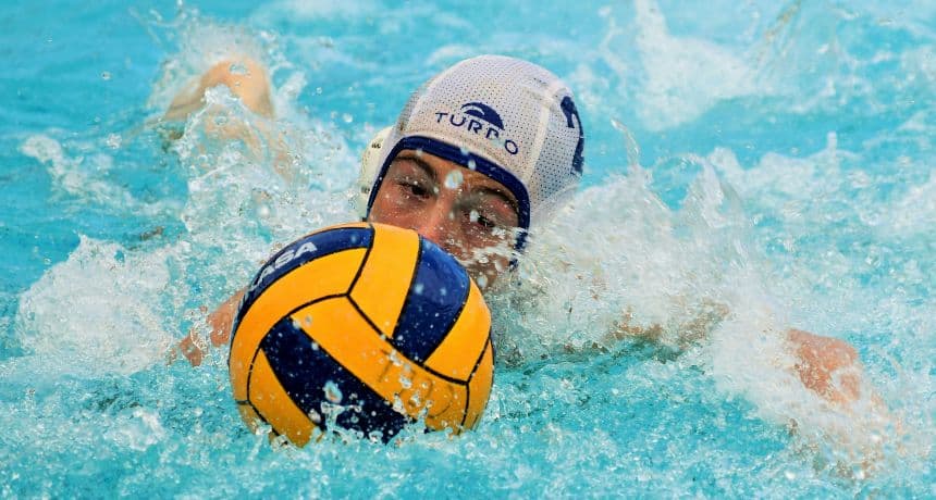 Imagen ilustrativa de una persona jugando waterpolo. (Foto de Philippa Rose-Tite/ Unsplash)