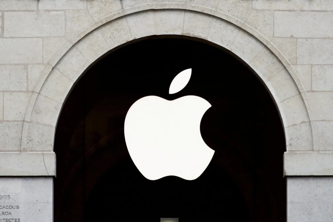 El logotipo de Apple en la tienda de Apple en el centro comercial Les Halles de París, Francia, el 15 de julio de 2020. (Gonzalo Fuentes/Reuters)