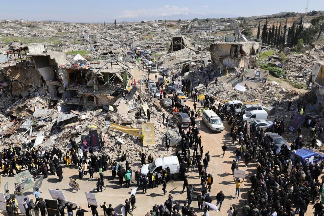 Ambulancias transportan los ataúdes de miembros de Hezbolá y civiles muertos en la reciente guerra con Israel, durante su procesión fúnebre en la aldea fronteriza sur de Kfar Kila, Líbano, el 9 de marzo de 2025. (Rabih Daher/AFP vía Getty Images)