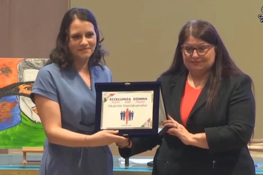 La Dra. Katerina Angelakopoulou (I), presidenta de la Asociación Italiana de Falun Dafa, acepta el premio Mujer Excelente de manos de la Senadora Cinzia Pellegrino (D) el 21 de marzo de 2025. (TV del Senado de Italia)