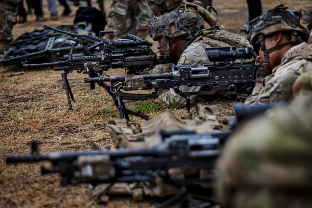 Tropas estadounidenses participan en un entrenamiento con armas durante los ejercicios militares conjuntos 'Balikatan' o 'hombro con hombro' entre Estados Unidos y Filipinas en Fort Magsaysay en Nueva Écija, Filipinas, el 13 de abril de 2023. Ezra Acayan/Getty Images