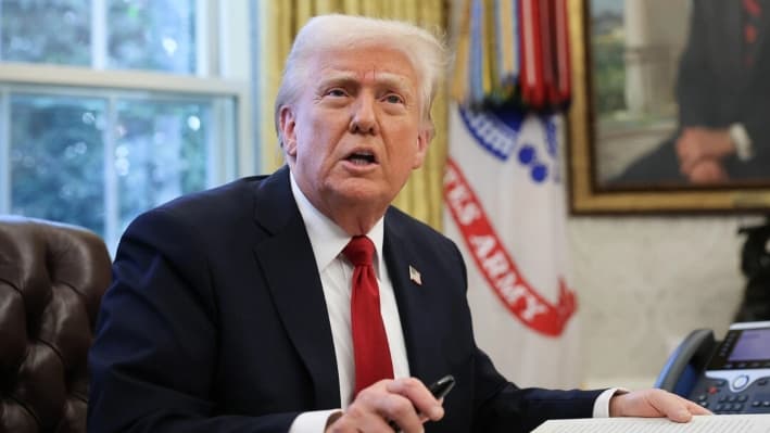 El presidente de Estados Unidos, Donald Trump, habla con la prensa antes de firmar una orden ejecutiva en la Oficina Oval, el 26 de marzo de 2025. (Win McNamee/Getty Images)