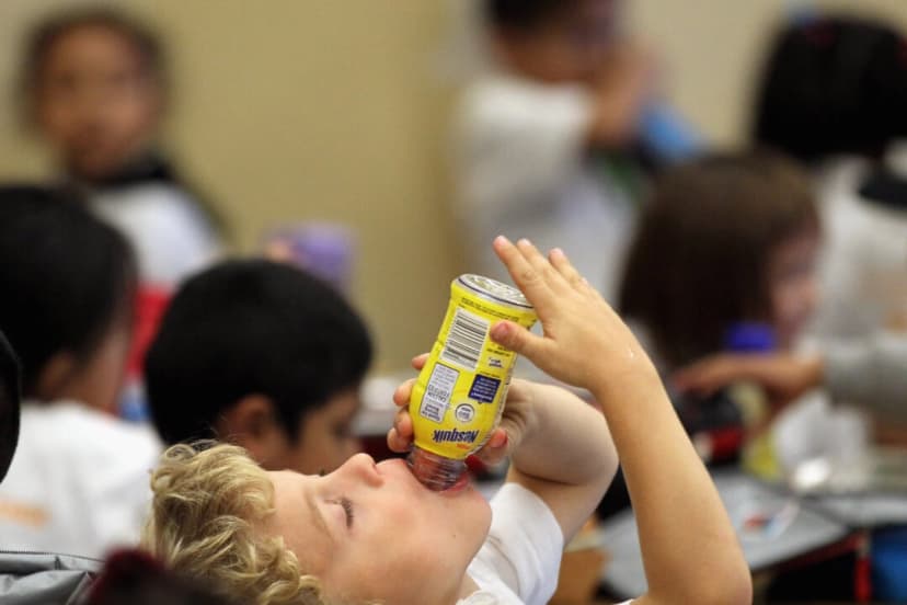 Un niño bebe leche en una escuela de San Francisco, California, en una fotografía de archivo sin fecha. (Justin Sullivan/Getty Images).