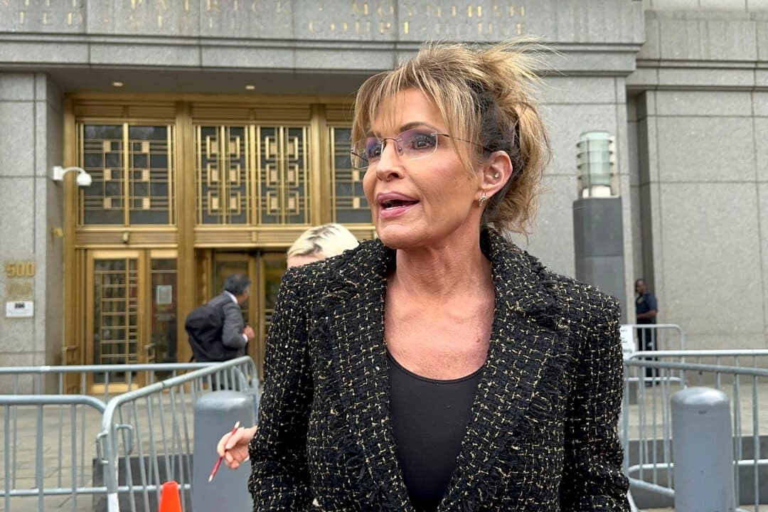 La exgobernadora de Alaska Sarah Palin sale de la corte federal de Manhattan en Nueva York el 22 de abril de 2025. (Larry Neumeister/AP Photo).