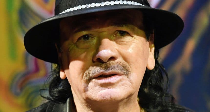 El cantante Carlos Santana habla durante un evento de presentación de su próximo álbum "Africa Speaks", en el que colabora la cantante Buika, en el House of Blues Las Vegas, dentro del Mandalay Bay Resort and Casino, el 14 de mayo de 2019 en Las Vegas, Nevada. (Ethan Miller/Getty Images)