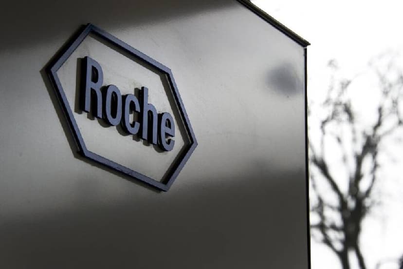 El logotipo de la multinacional farmacéutica Roche en Basilea, Suiza. (Fabrice Coffrini/AFP/Getty Images).